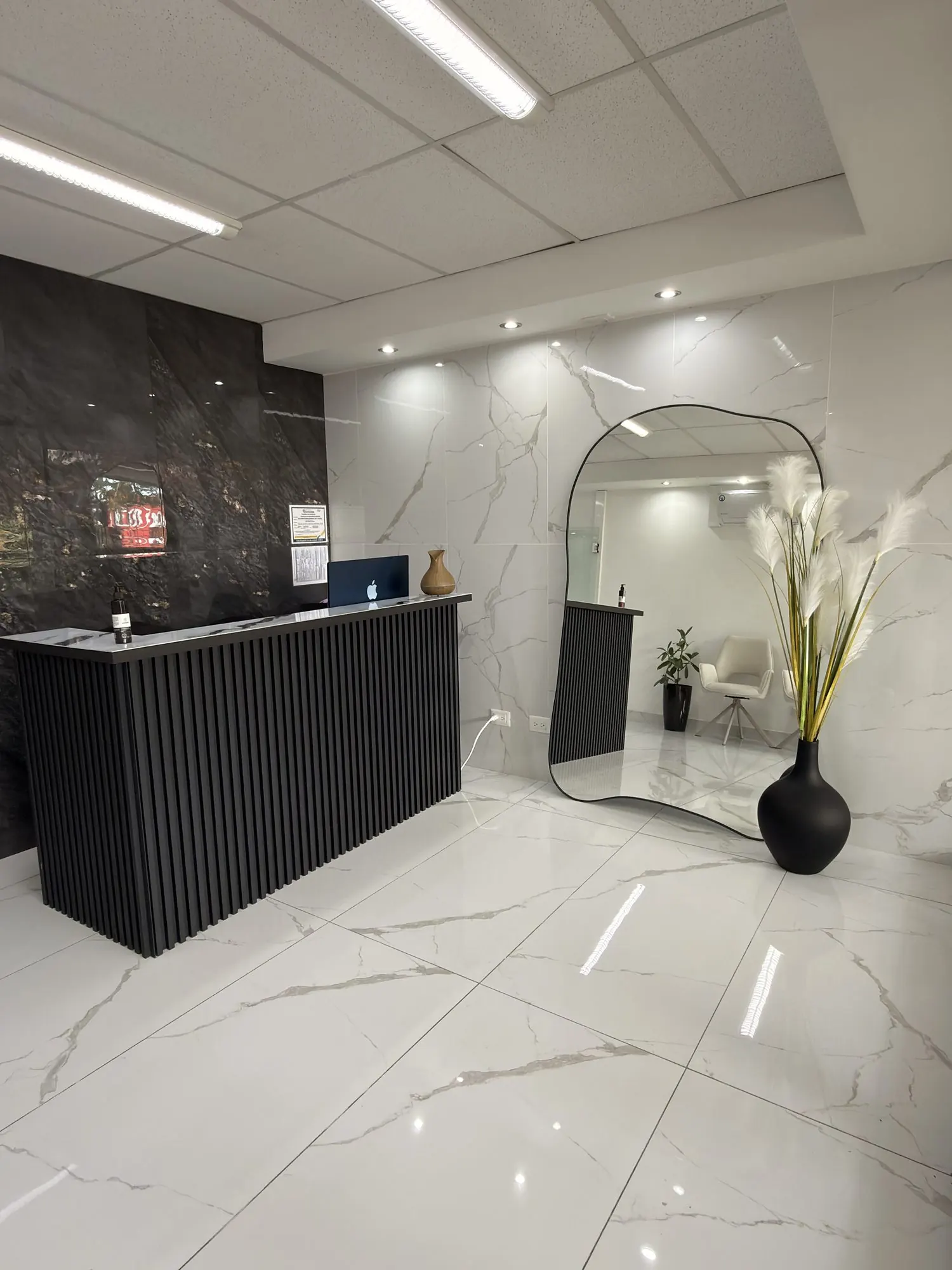 Recepción del estudio con piso de mármol y espejo