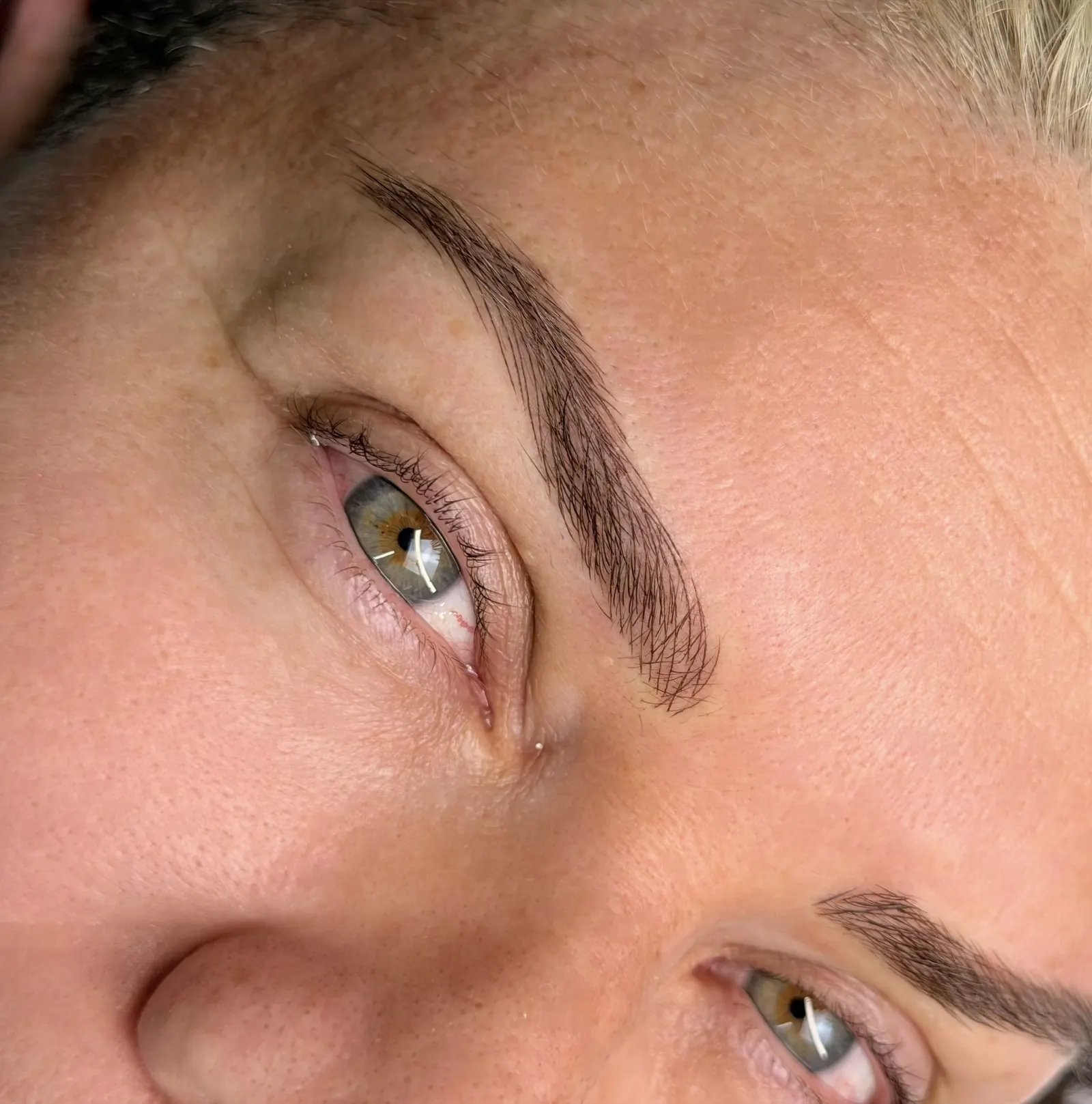 Primer plano de una ceja trabajada con Naturale Brows, trazos pelo a pelo