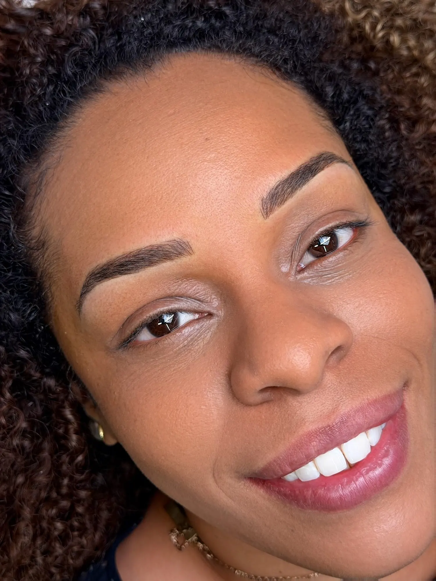 Resultado de Naturale Brows en clienta de cabello rizado